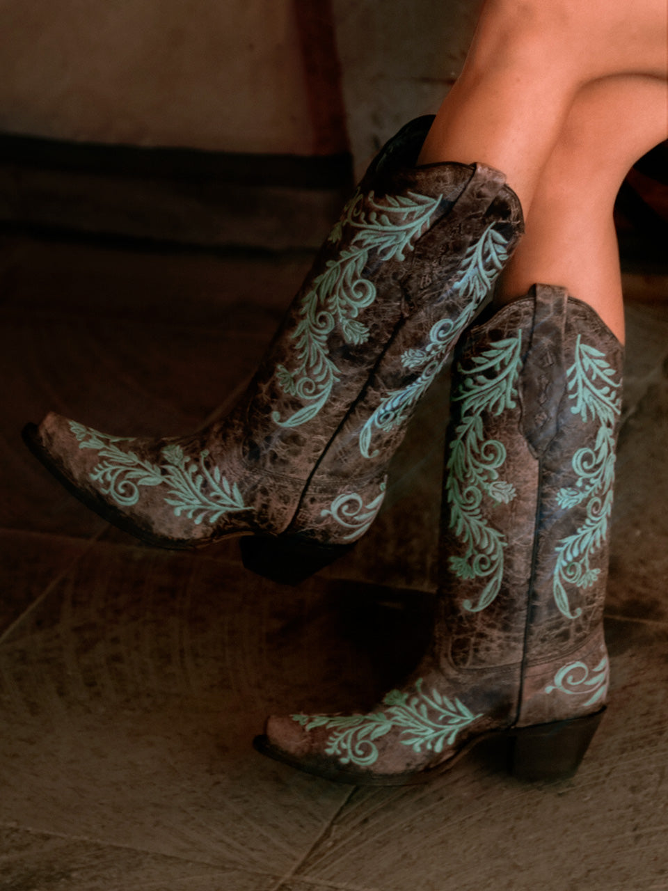 A3753 - WOMEN'S GLOW IN THE DARK WHITE FEATHERED FLORAL EMBROIDERY BROWN SNIP TOE COWBOY BOOT