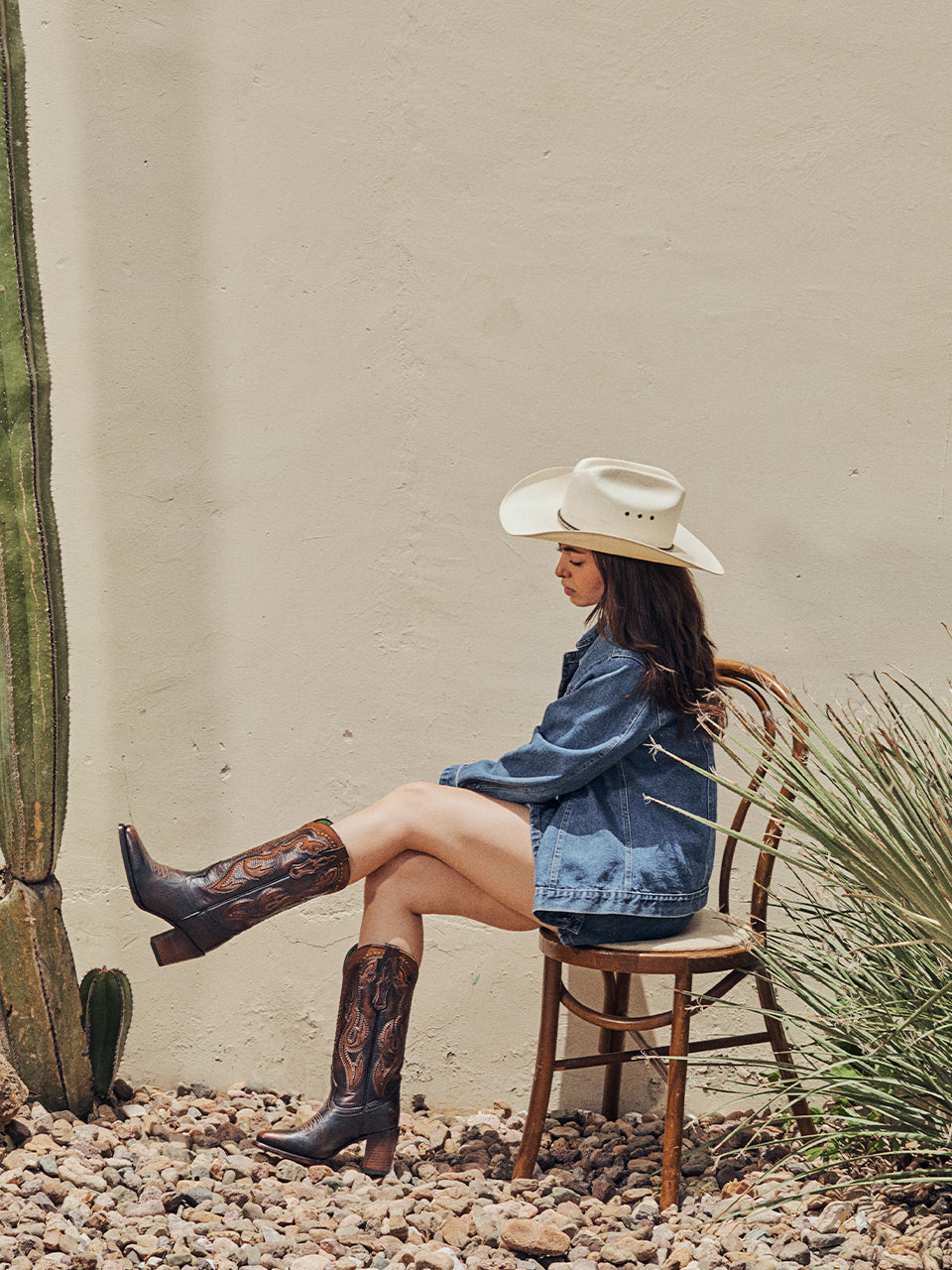 C4232 - WOMEN'S HONEY INLAY EMBROIDERY AND STUDS BLACK NARROW SQUARE TOE COWBOY BOOT