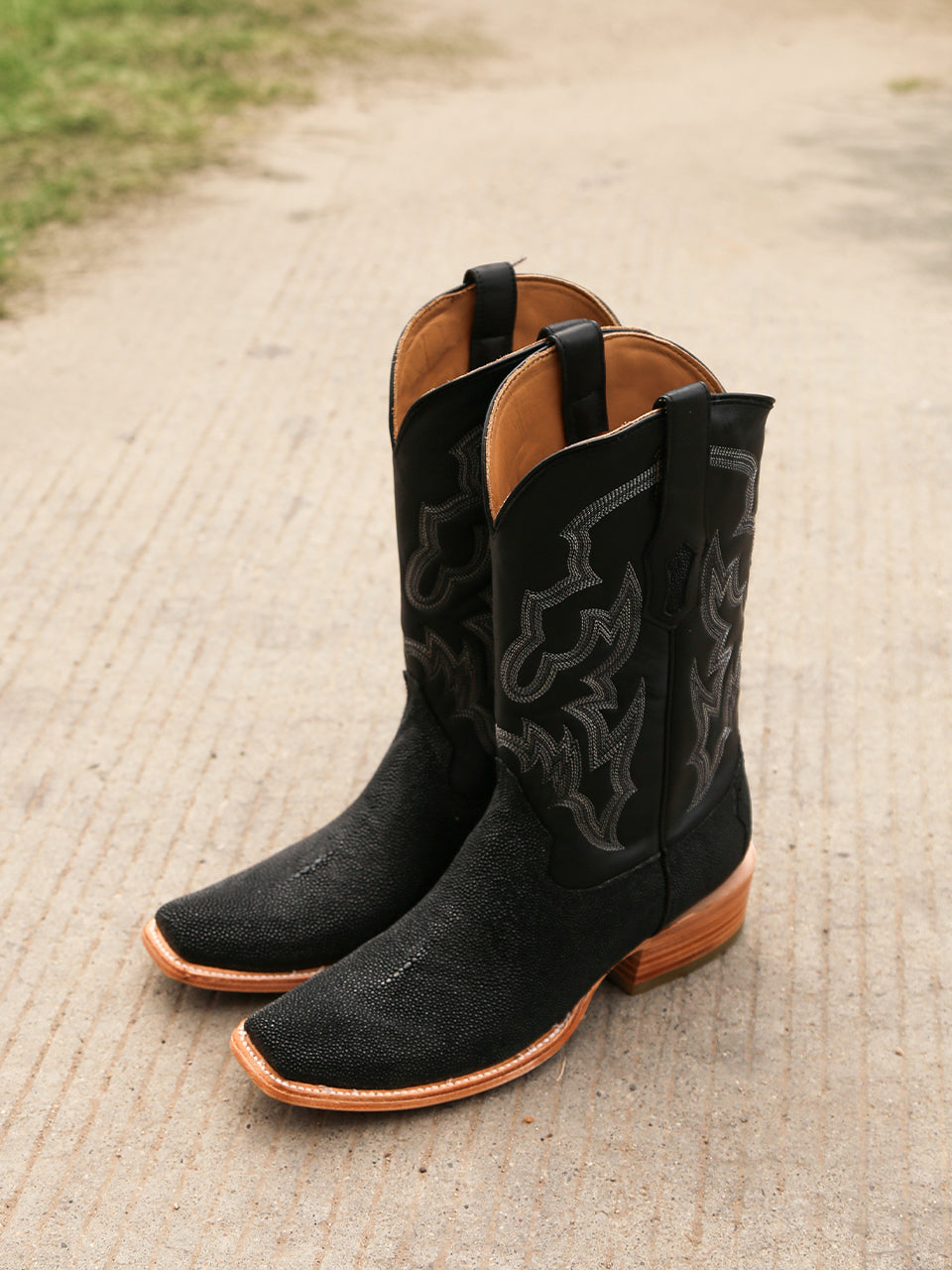 A4423 - MEN'S BLACK STINGRAY EMBROIDERY HORSEMAN TOE COWBOY BOOT