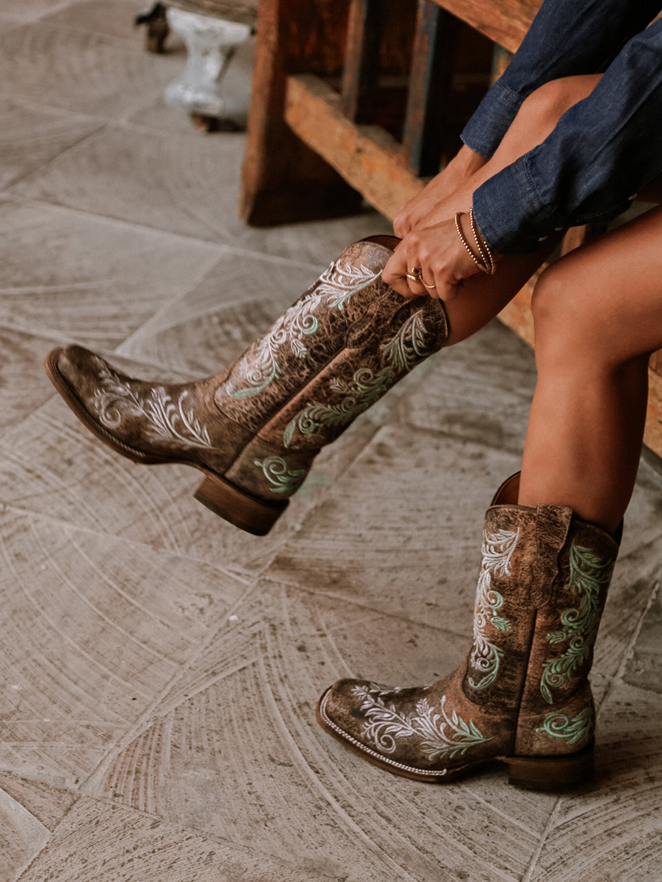 WOMENS GLOW IN THE DARK WHITE FEATHERED FLORAL EMBROIDERY BROWN SQUARE TOE COWBOY BOOT-a4063