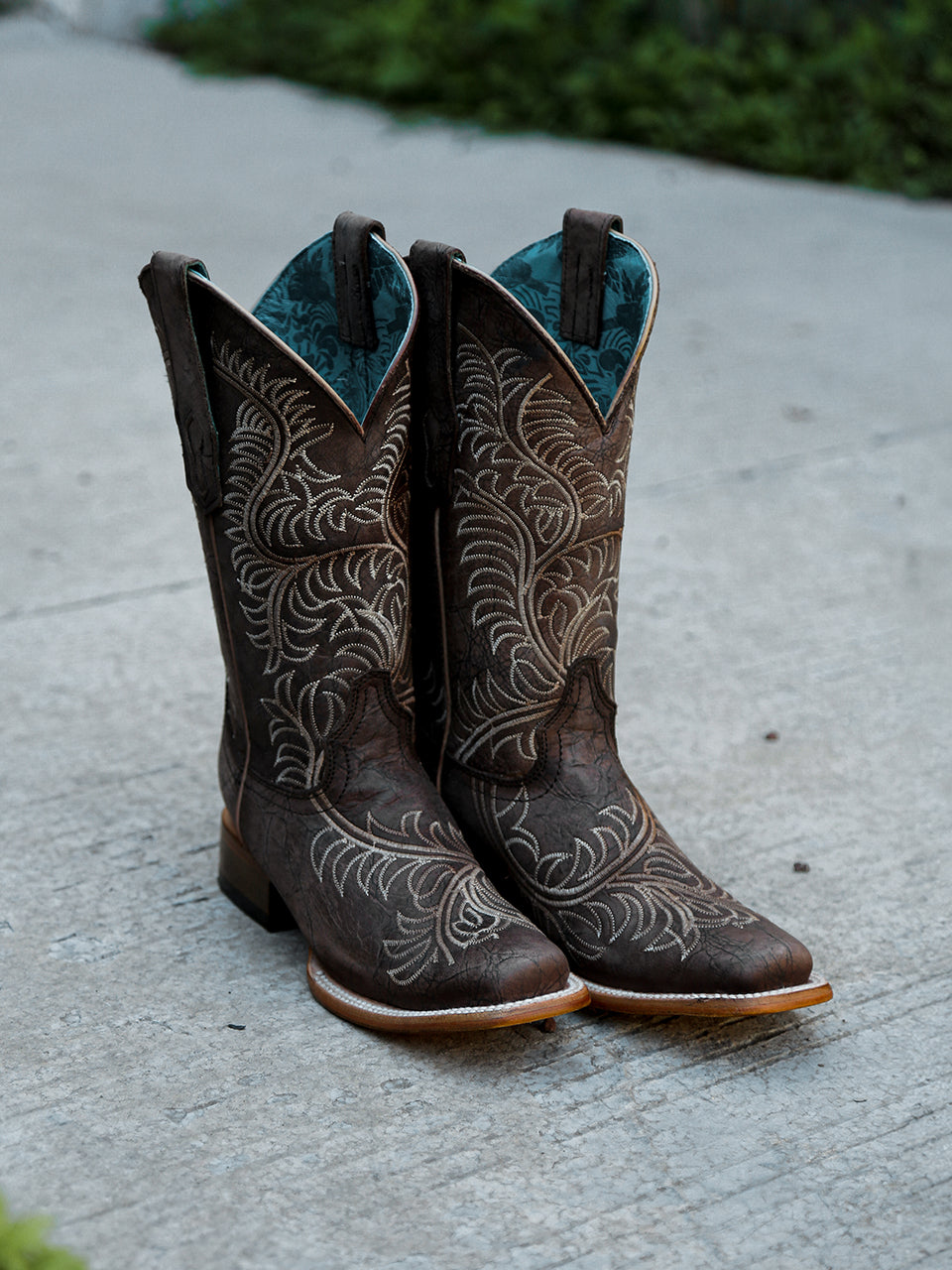 Z5257 - WOMEN'S WHITE EMBROIDERY TAN SNIP TOE COWBOY BOOT