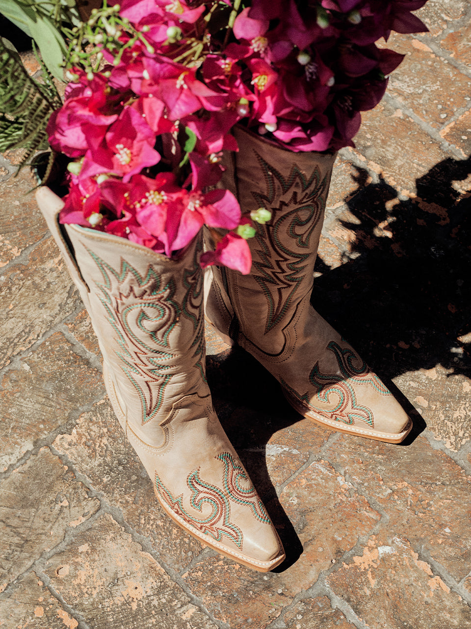 Z5371 - WOMEN'S BLUE AND RED EMBROIDERY BONE SNIP TOE COWBOY BOOT